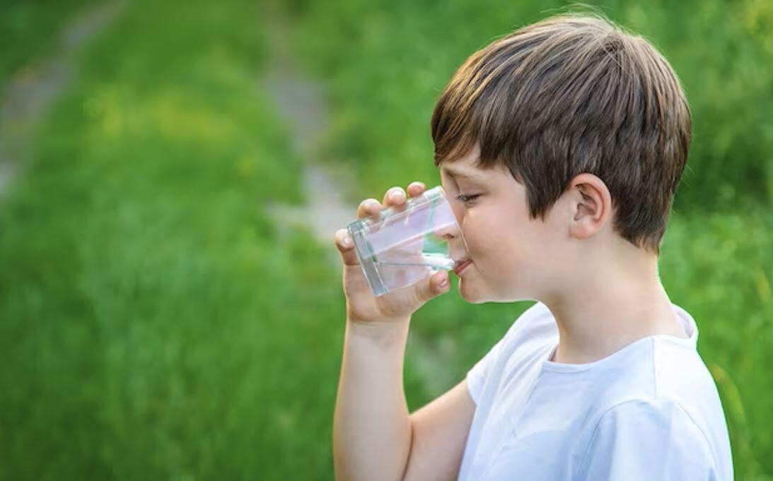 Нельзя пить воду стоя. Ребенок пьет воду. Мальчик пьет воду. Пацан пьет воду. Ребенок пьет Тархун.